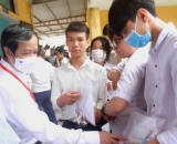 Bộ trưởng Nguyễn Kim Sơn động viên thí sinh, giáo viên dự kỳ thi tốt nghiệp THPT